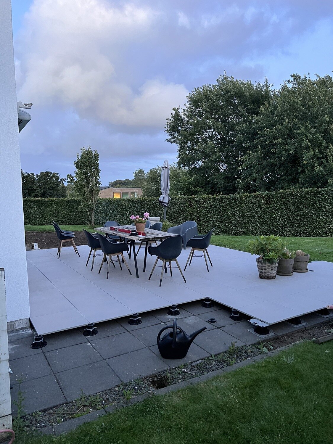 Nowoczesny taras z płytkami ceramicznymi i widokiem na jezioro