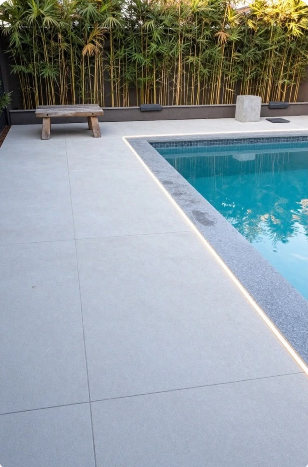 Eleganter Gartenterrasse aus hellen Steinplatten und violettem Lavendel.