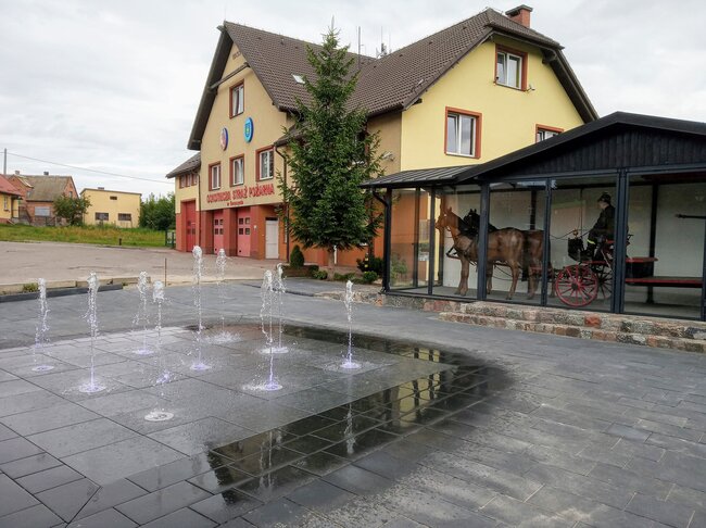 Moderne Terrasse aus Holzdielen mit großem Esstisch und Stühlen