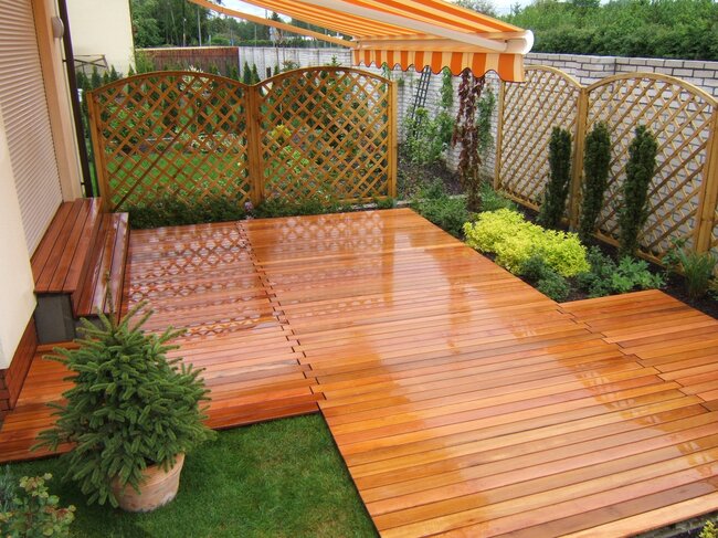 Terrassenstufen aus exotischem Holz mit Beleuchtung