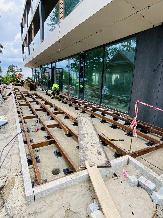 Montage einer Holzterrasse auf höhenverstellbaren Stelzlagern