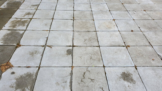 Betonplatten verlegt auf einer Stelzlager Terrasse