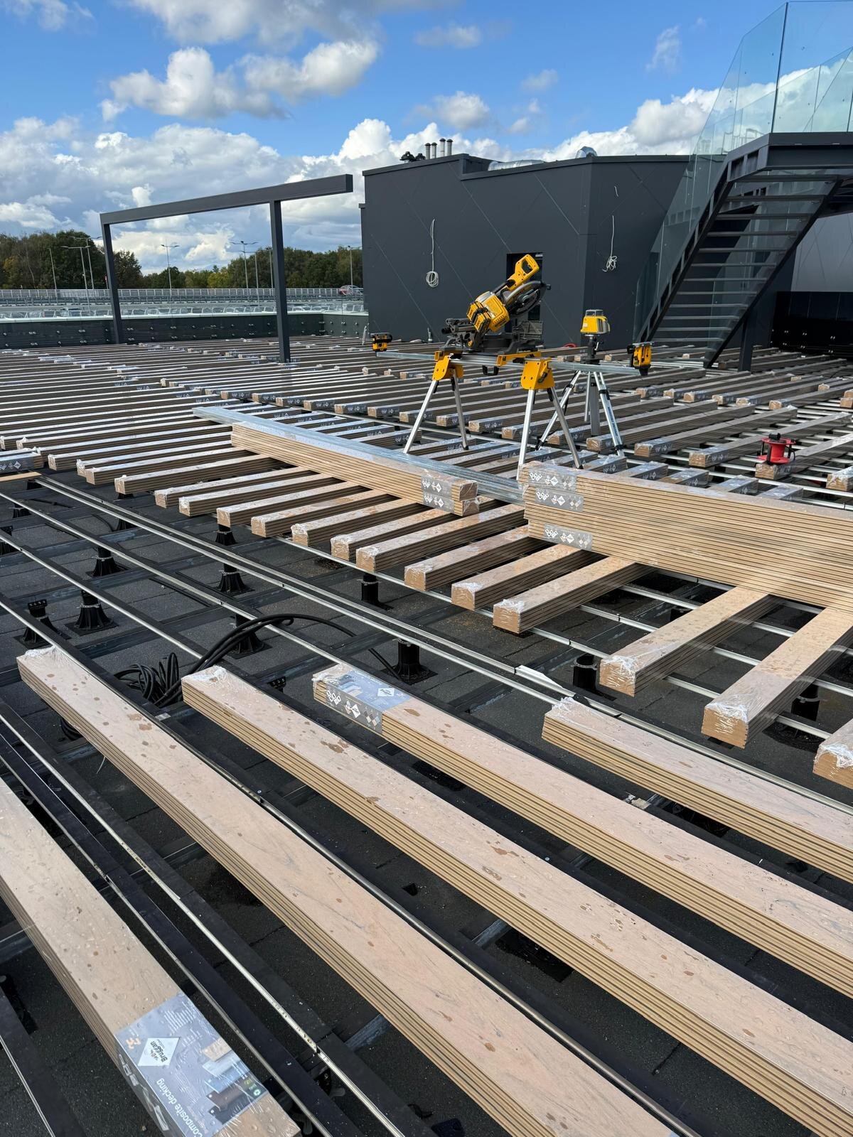 Montage von WPC-Dielen auf einer großformatigen Terrasse
