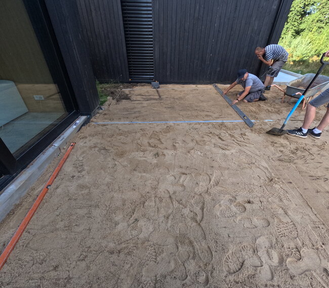 Vorbereitung und Nivellierung des Untergrunds für den Bau einer Terrasse