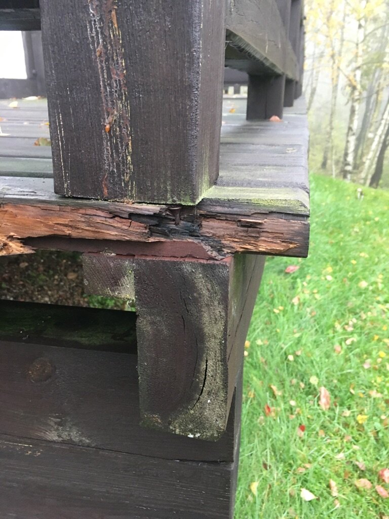 Beschädigte und verrottete Holzkonstruktion der Terrasse