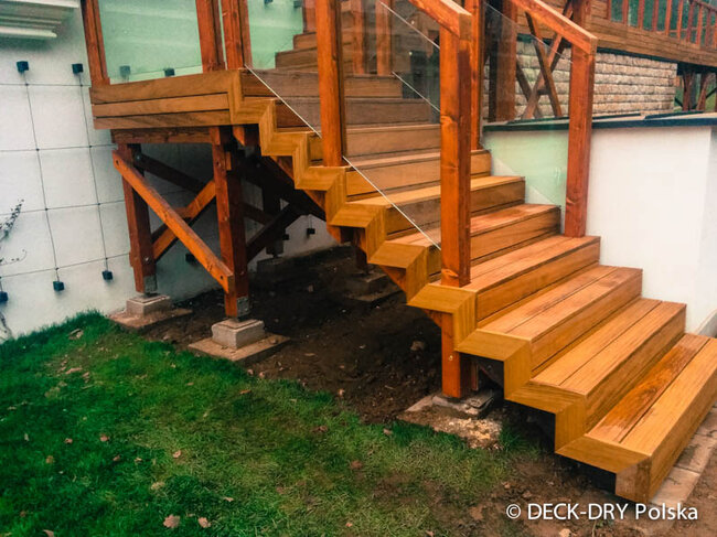 Holztreppen für die Terrasse mit Glasgeländer auf verstellbaren Stelzlagern