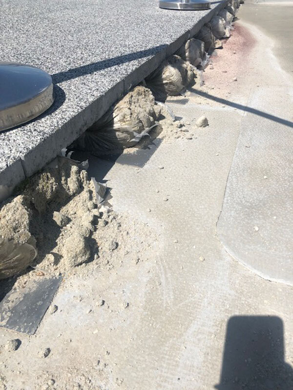 Montage von Terrassenplatten auf Mörtelsäcken, Drainage