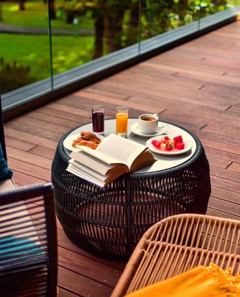 Couchtisch und Gartenmöbel auf einer modernen Holzterrasse
