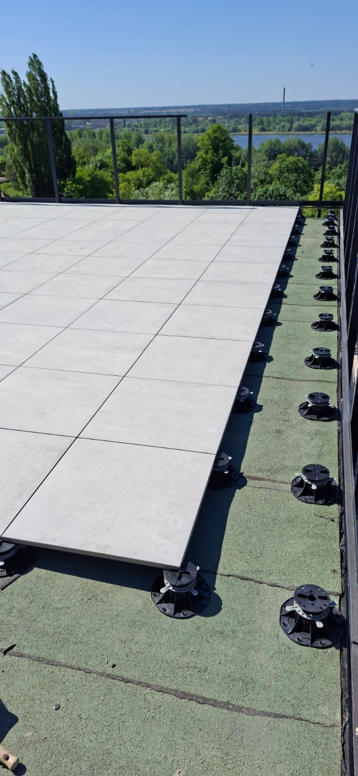 Montage einer Stelzlager Terrasse mit Keramikplatten auf höhenverstellbaren Stelzlagern