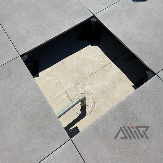 Konstruktion einer Stelzlager Terrasse mit Platten auf höhenverstellbaren Stelzlagern
