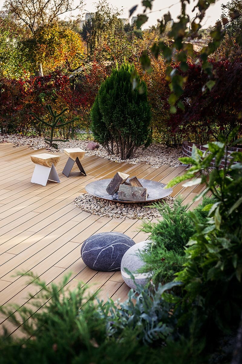 Terrassen aus WPC-Dielen mit Gartenfeuerstelle und Möbeln