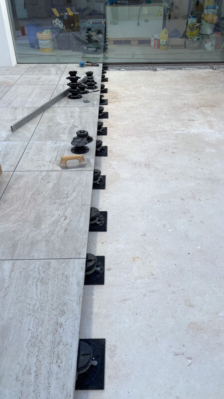 Verlegung von Terrassenplatten auf höhenverstellbaren Stelzlagern