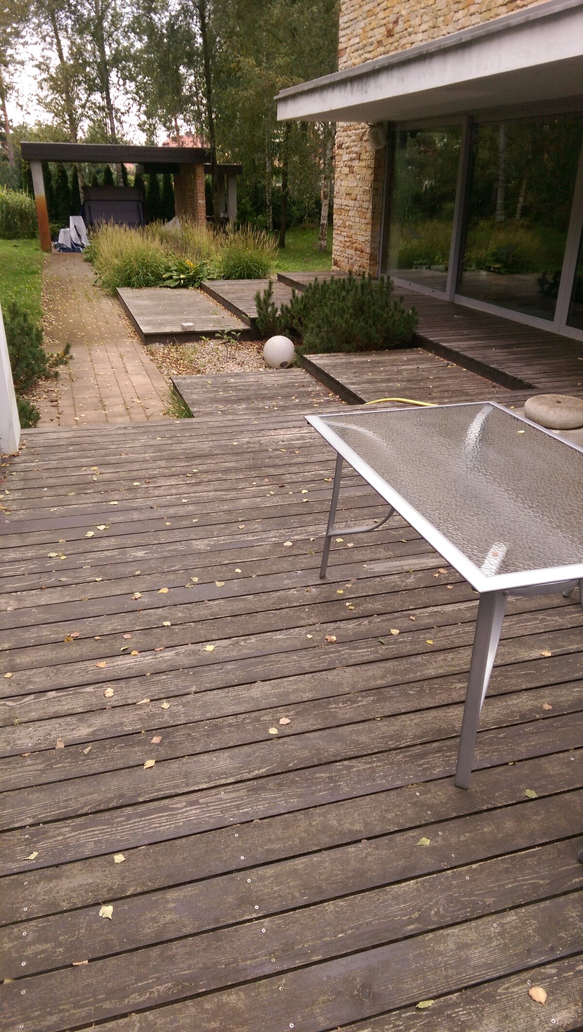 Alte Holzterrasse vor Renovierung und Sanierung