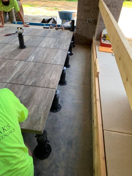 Montage des erhöhten Bodens aus Betonplatten auf verstellbaren Stelzlagern