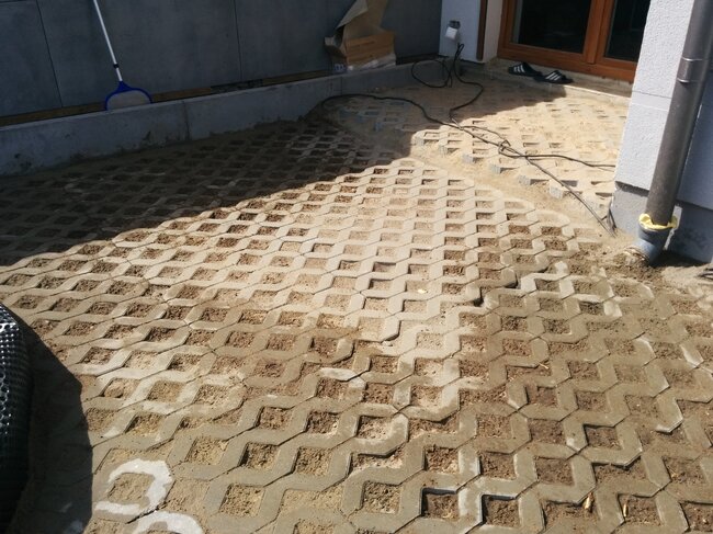 Untergrund für die Terrasse aus Betonplatten mit Sandfüllung