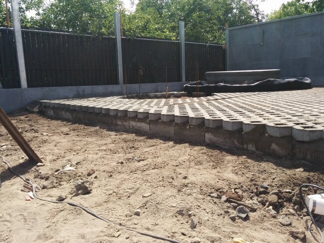 Podwyższona podbudowa z płyt ażurowych przygotowana pod budowę tarasu