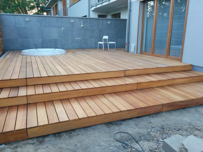 Modernes Holzterrassen-Deck mit Treppen und integriertem Garten-SPA-Bad