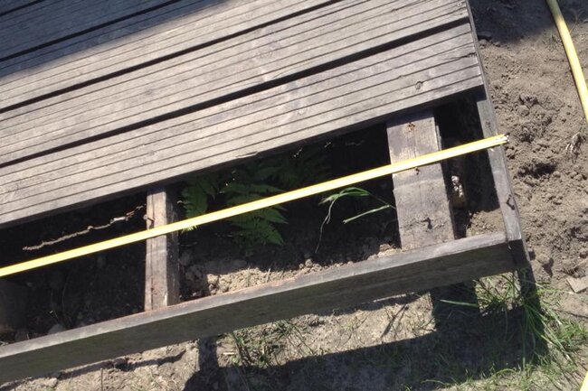 Alte Unterkonstruktion einer Holzterrasse, die repariert oder ersetzt werden muss