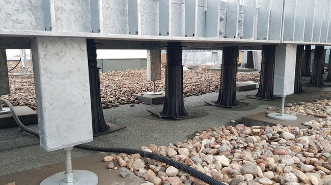 Hohe verstellbare Stelzlager für die Stahlkonstruktion der Terrasse auf dem Dach