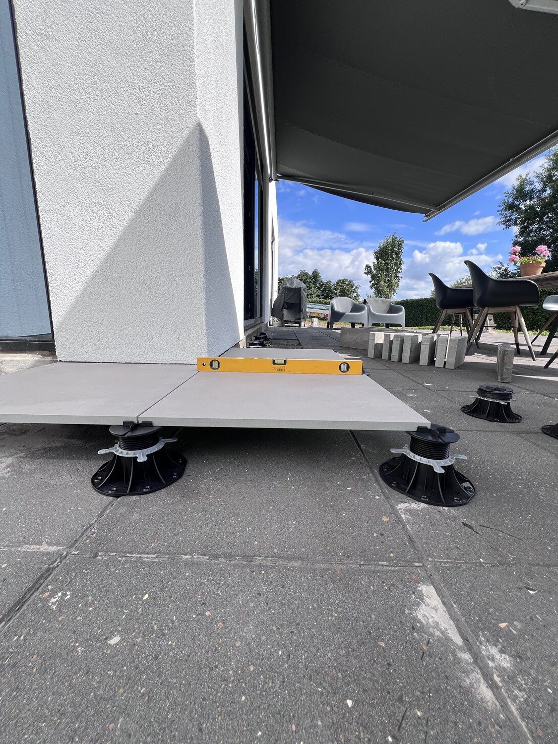 Nivellierung der Terrassenplatten auf höhenverstellbaren Stelzlagern