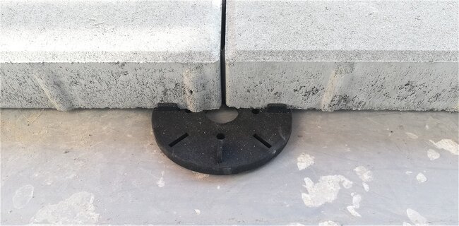 Betonplatten auf schwarzen Terrassen Plattenlagern verlegt