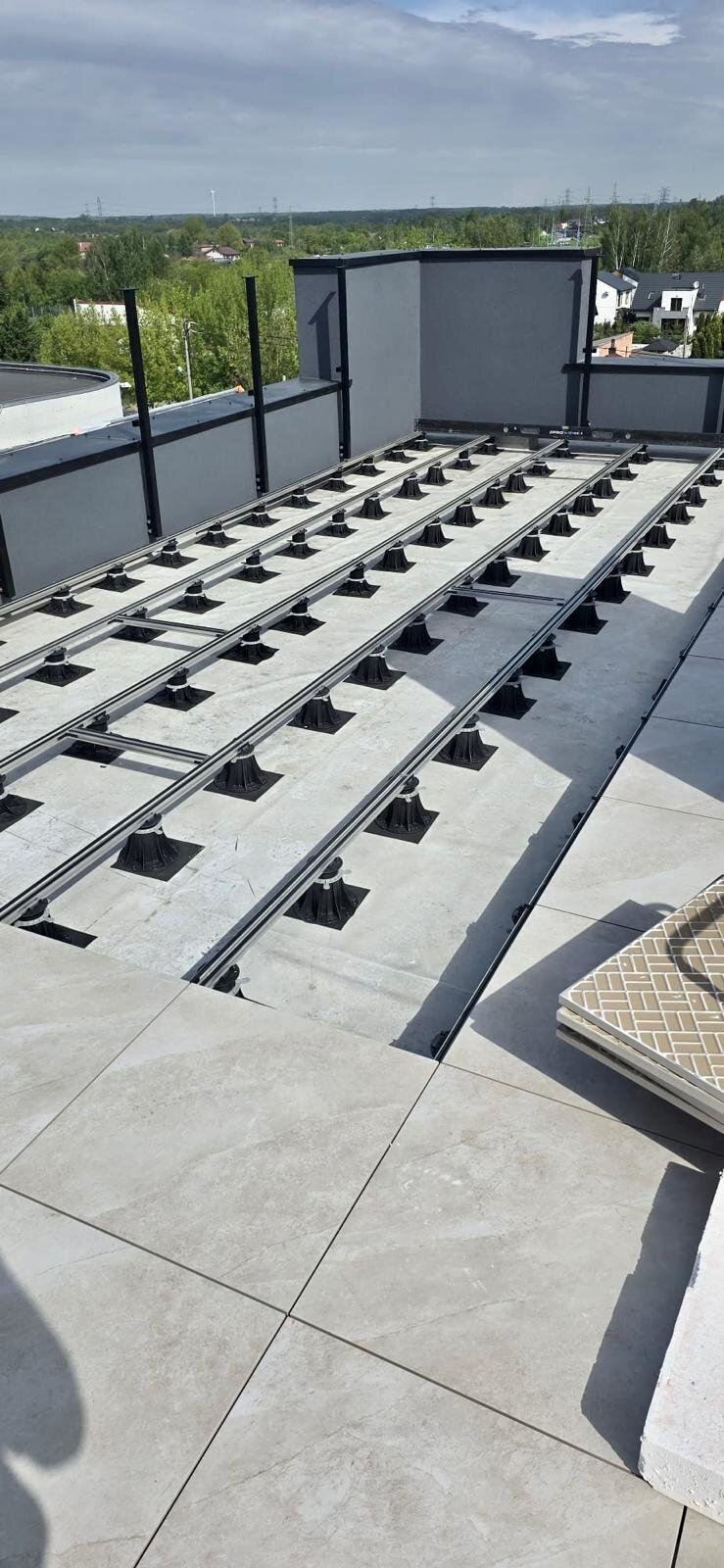 Unterbau der Stelzlager Terrasse mit Aluminiumprofilen auf Stelzlagern