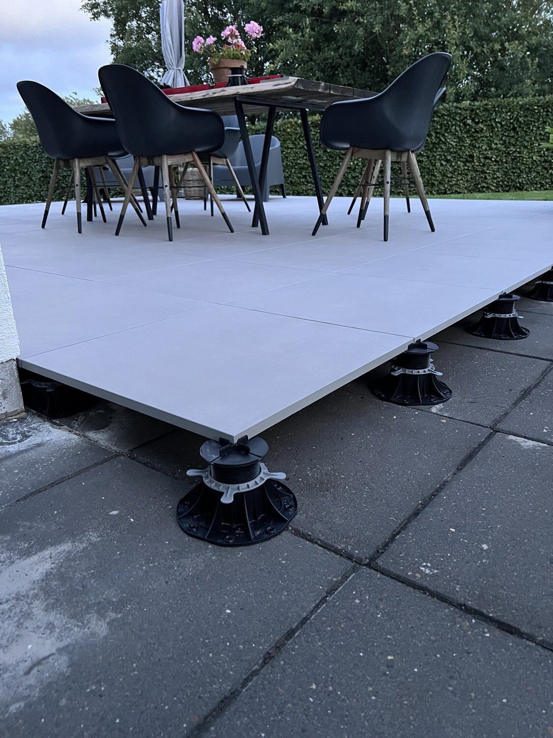 Widok podkonstrukcji Stelzlager Terrasse aus hellen Feinsteinzeugplatten auf höhenverstellbaren Stelzlagern