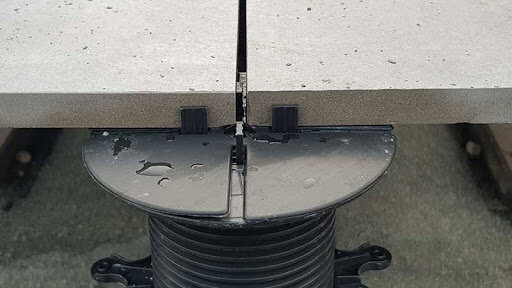 Gummipad zur Schalldämpfung auf Terrassen Stelzlager unter Keramikplatten