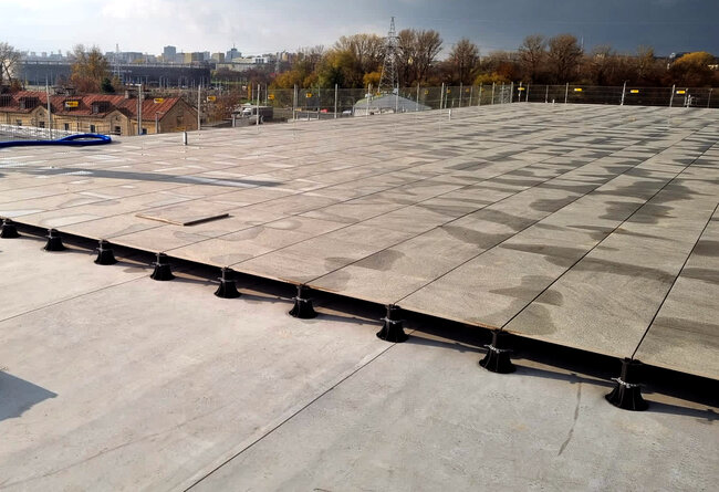 Stelzlager Terrasse auf dem Flachdach des Gebäudes, verlegt mit Platten auf Stelzlagern