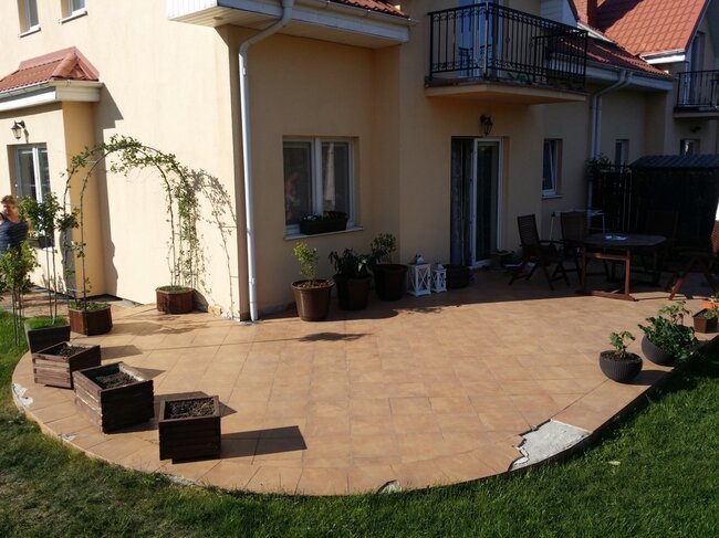 Beschädigte Terrasse aus Keramikfliesen, die renoviert werden muss