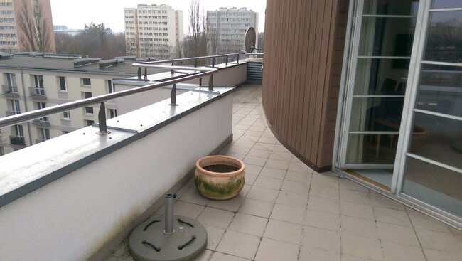 Terasse mit Keramikplatten auf höhenverstellbaren Stelzlagern