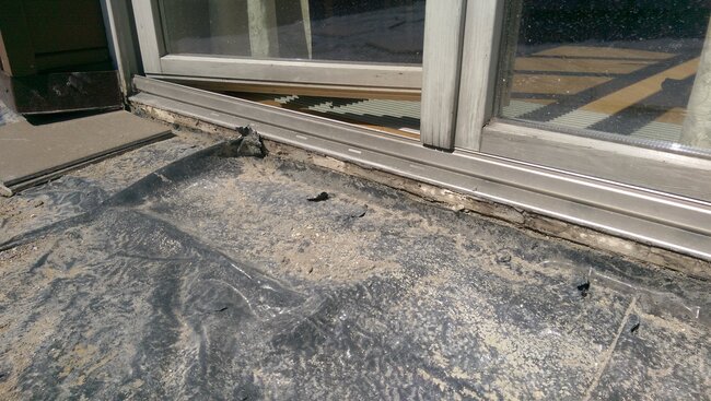Renovierungsarbeiten auf der Dachterrasse mit sichtbarer Abdichtungsschicht
