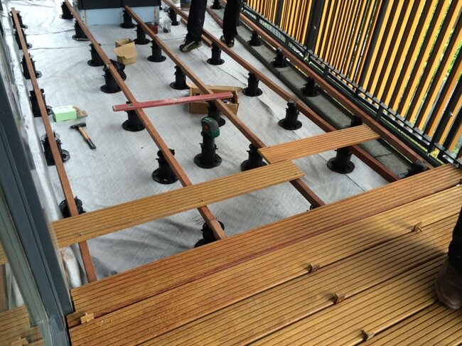 Montage einer Stelzlager Terrasse mit Feinsteinzeugplatten auf höhenverstellbaren Stelzlagern