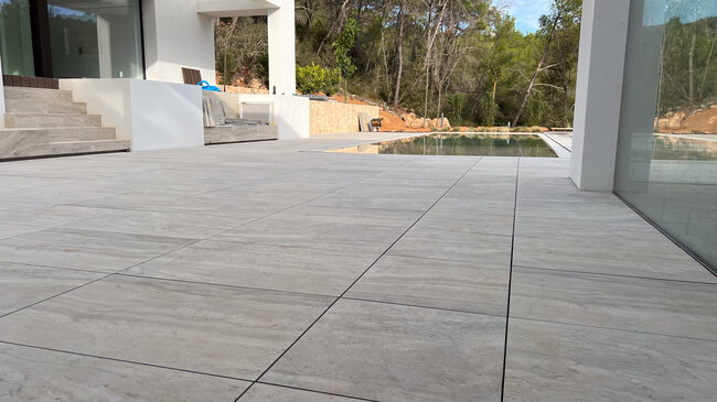 Moderne Terrasse aus WPC-Dielen am Gartenhaus