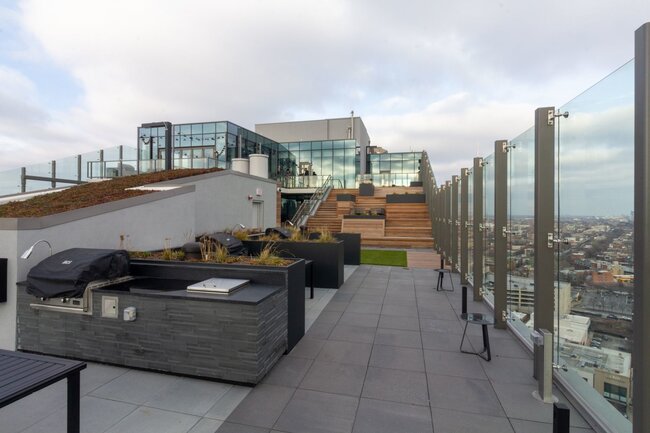 Eleganter Stelzlager Terrasse mit großformatigen Feinsteinzeugplatten am Pool