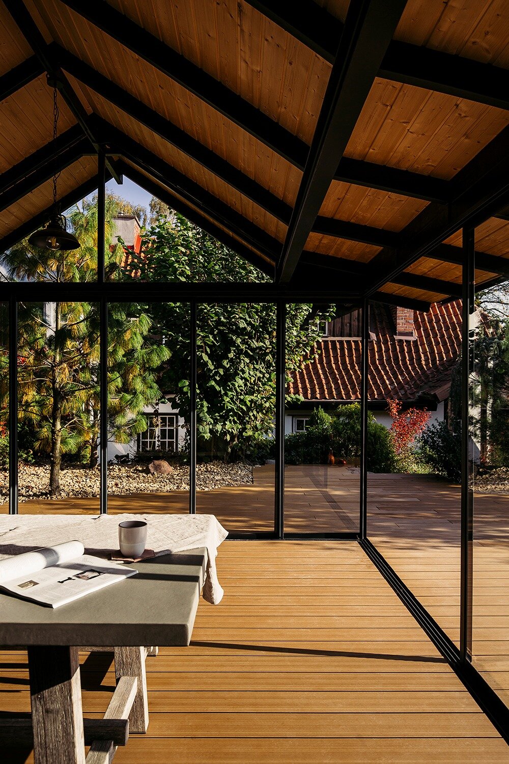 Holzterrasse mit Blick auf den Fluss und die historische Architektur