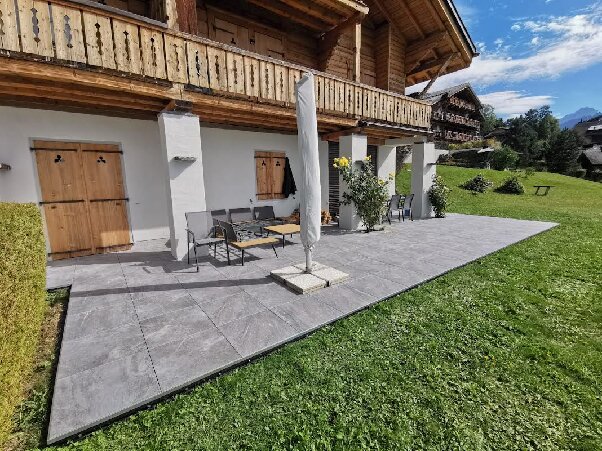 Terasse auf Schweißbahn, Außenterrasse mit grauen Feinsteinzeugplatten am Holz