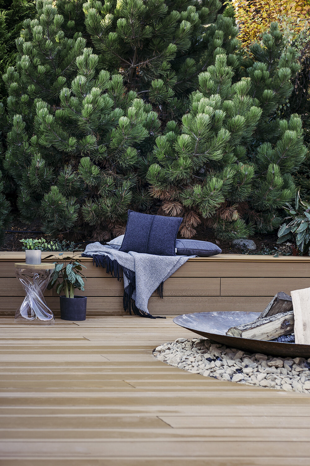 Terrassenkomposit WPC mit Gartenfeuerstelle und Ruhebereich