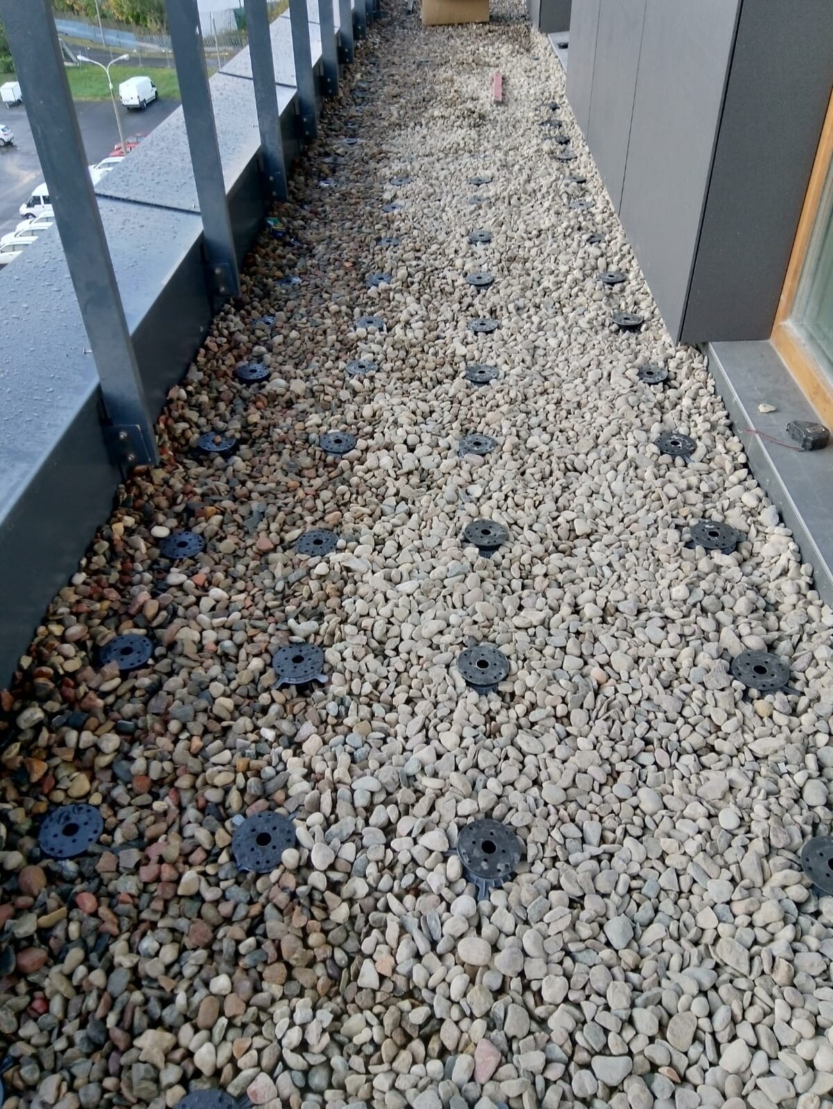 Terrassen Stelzlager auf einer Kiesschicht auf dem Balkon verlegt
