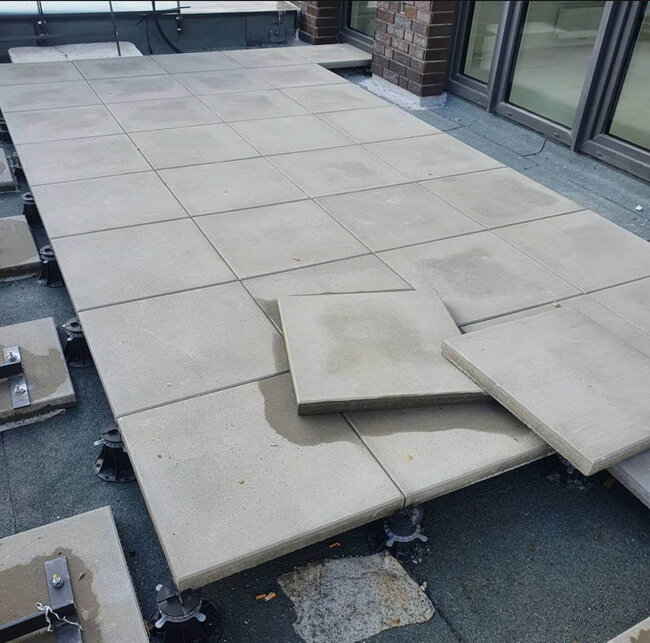 Montage von Betonplatten auf höhenverstellbaren Stelzlagern