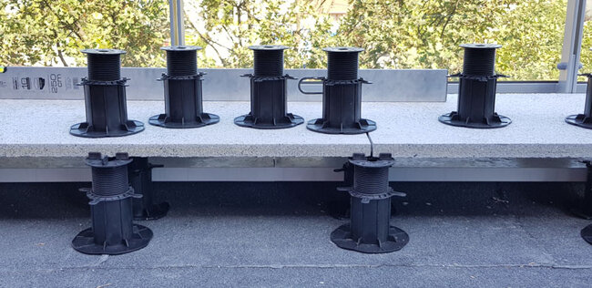 Regulierte Terrassen Stelzlager unter Terrassenplatten positioniert