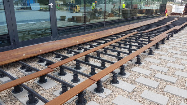 beispiel einer stelzlager terrasse mit balken auf dem boden auf betonsteinen 3