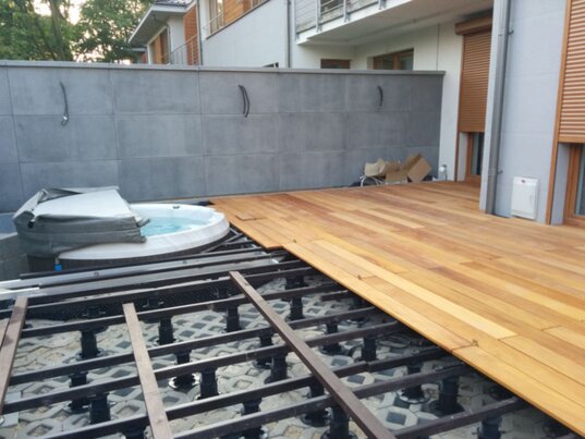 beispiel einer stelzlager terrasse mit balken auf dem boden auf betonsteinen 4