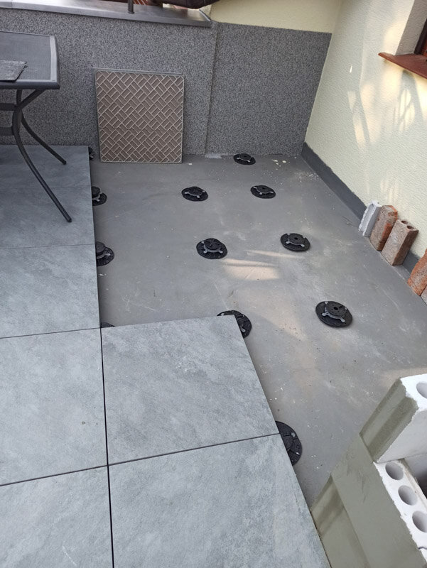 Foto einer Stelzlager Terrasse mit Abdichtungsschutz 3