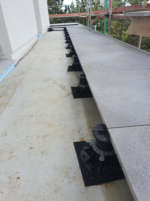 Foto einer Stelzlager Terrassenabdichtung mit SBR Pads 2