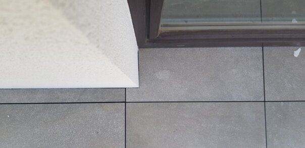 bild einer individuellen pflastersteinlösung für eine stelzlager terrasse an den rändern der terrasse 3