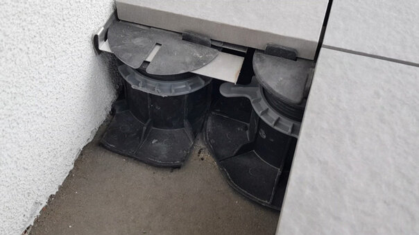 bild einer massgeschneiderten schneidlösung für eine stelzlager terrasse an einer wand