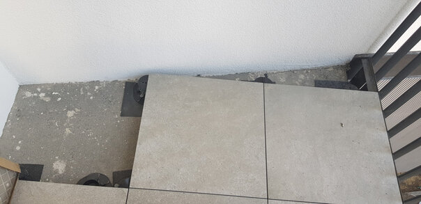 bild einer individuellen pflastersteinlösung für eine stelzlager terrasse an den rändern der terrasse 2
