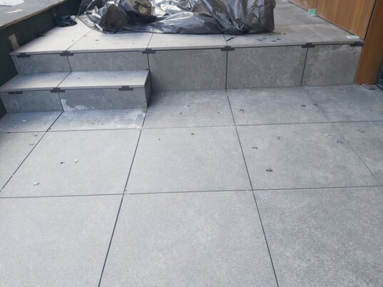 Treppe zu terrassen stelzlager mit universalplatte für terrassen abdeckplatten 1