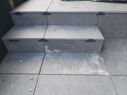 Treppe zu terrassen stelzlager mit universalplatte für terrassen abdeckplatten 2